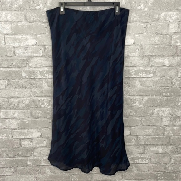 Lucky Brand Camo MIDI Skirt - Picture 2 of 8